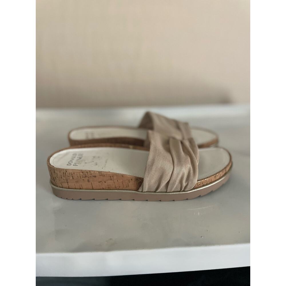 Donald Pliner CaityStretch Fabric Platform Slide Thong Sandal. Size 8.5. EUC.